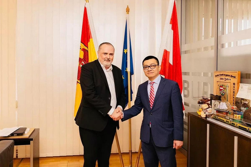 L'ambassadeur Vu Le Thai Hoang (à droite) et le gouverneur Hans Peter Doskozil. Photo : baocongthuong.