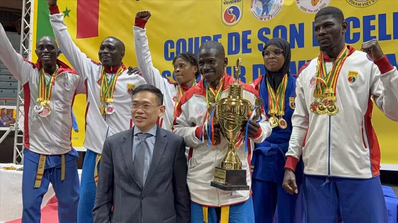 L’ambassadeur Tran Quoc Khanh a également remis des médailles aux pratiquants gagnants. Photo : VNA.