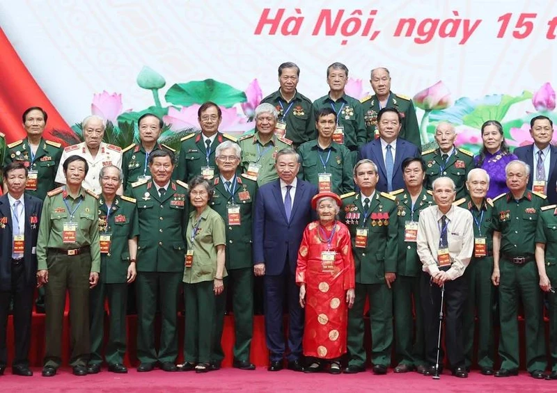 Le leader du PCV Tô Lâm rencontre d’anciens combattants et des personnes méritantes du Nord. Photoo : VNA.