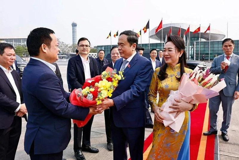 Le président de l'Assemblée nationale (AN), Tran Thanh Man, et son épouse avant leur départ pour les visites officielles en Arménie et en Ouzbékistan. Photo: VNA.