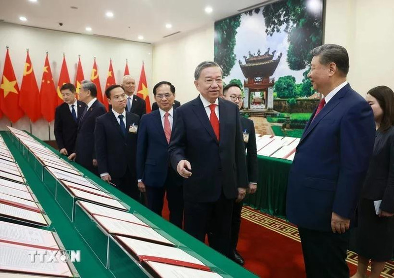 Le secrétaire général du Parti du Parti communiste du Vietnam, To Lam, et le secrétaire général du Parti et président chinois Jinping assistent à la présentation des documents de coopération entre les deux pays. Photo : VNA.