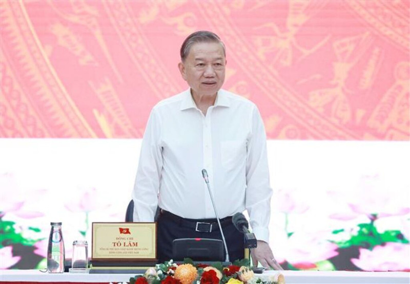 Le secrétaire général du Parti, To Lam, travaille avec les Permanences du Comité municipal du Parti de Da Nang et du Comité provincial du Parti de Quang Ngai, le 29 mars. Photo : VNA.