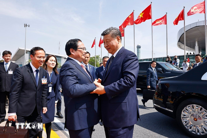 Le Premier ministre Pham Minh Chinh (gauche) dit au revoir le leader chinois Xi Jinping à l'aéroport international de Nôi Bài. Photo : VNA.