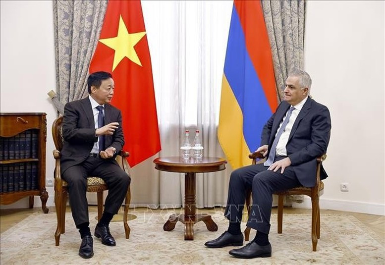 Le vice-Premier ministre vietnamien, Tran Hong Ha (gauche), s’est entretenu avec son homologue arménien Mher Grigoryan. Photo : VNA.