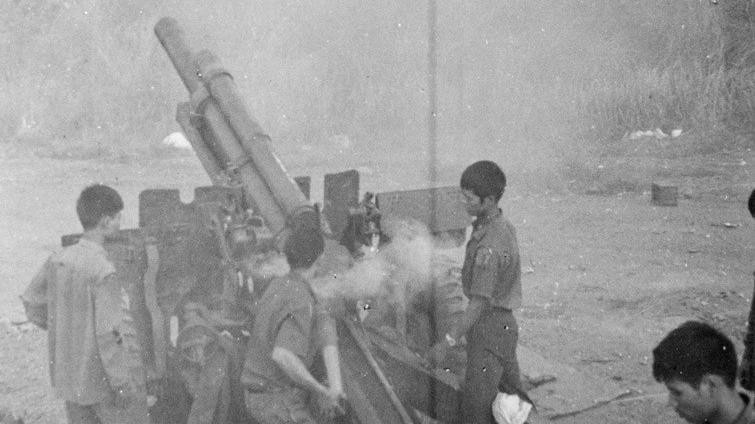 L’artillerie de l'Armée de libération tire sur l'aéroport de Bien Hoa (au Sud du Vietnam). Photo d’archives : VNA.