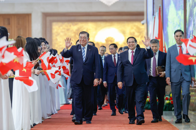 Le Premier ministre Pham Minh Chinh et son homologue japonais Ishiba Shigeru, avant leur entretien, à Hanoi, le 28 avril. Photo : VGP.