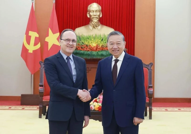 Le secrétaire général du Parti communiste du Vietnam (PCV) Tô Lâm (droite) reçoit l'ambassadeur de Russie au Vietnam Gennady Bezdetko. Photo : VNA.