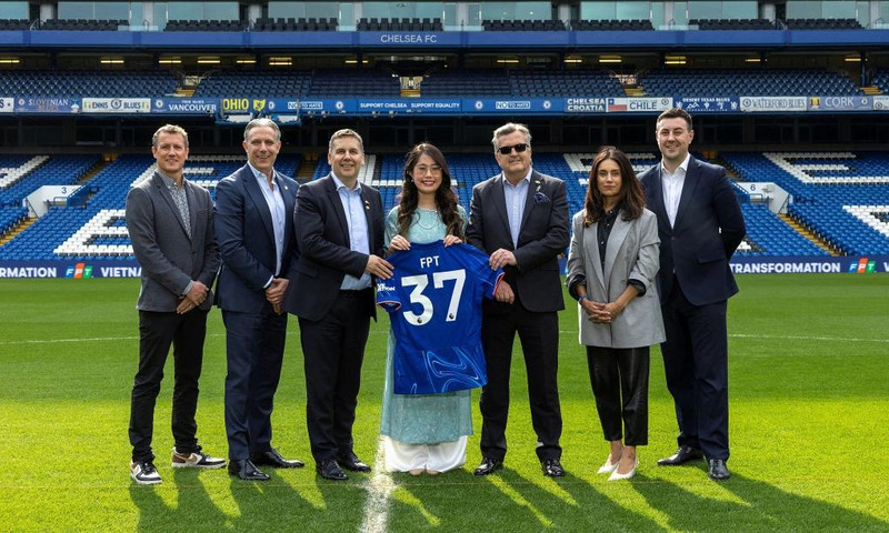 Des représentants du Chelsea FC et du FPT au stade de Stamford Bridge lors de l'événement d'annonce de coopération. Photo : FPT.