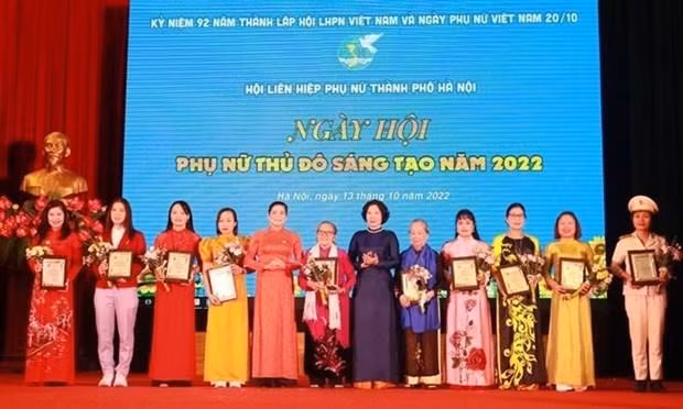 L’Union des femmes de Hanoï a remis le titre «femme exemplaire de la capitale de 2022 » à 10 personnes ayant des contributions exceptionnelles de la capitale. Photo : VNA