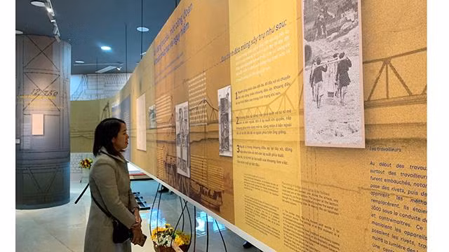 Des clichés sur le pont Long Biên présentés dans la salle d’exposition. Photo : Linh Vi/NDEL.
