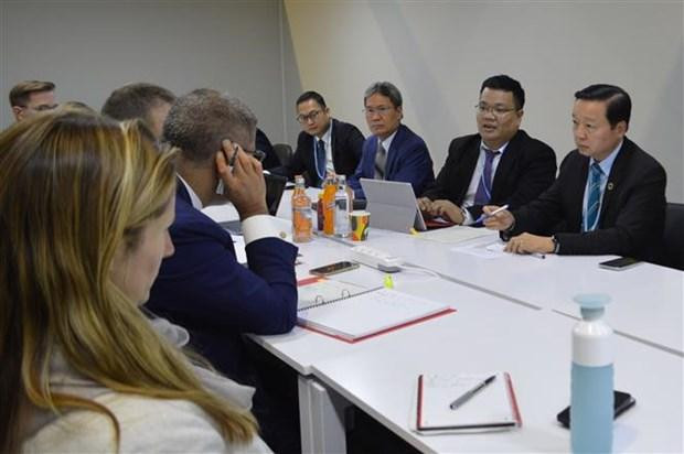 Séance de travail entre le ministre des Ressources naturelles et de l’Environnement, Trân Hông Hà et Alok Sharma, président de la COP26. Photo : VNA.