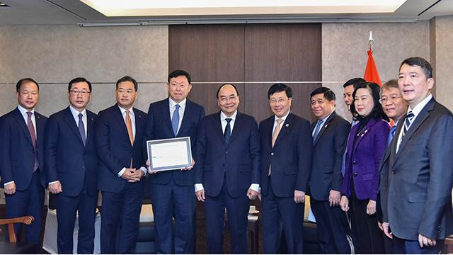 Le PDG du groupe Lotte, Shin Dong-bin, et le chef de l’Etat vietnamien. Photo : VNA.