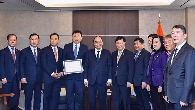 Le PDG du groupe Lotte, Shin Dong-bin, et le chef de l’Etat vietnamien. Photo : VNA.