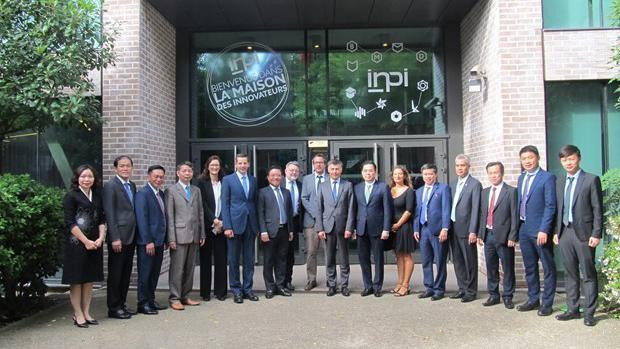 Les officiels du ministère des Sciences et des Technologies et les représentants de l’Institut national de la propriété industrielle (INPI) posent pour une photo de groupe. Photo: VNA