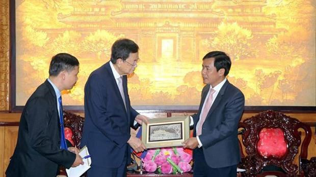 Le président du Comité populaire de la province centrale de Thua Thiên-Huê, Nguyên Van Phuong (à droite) lors de sa rencontre avec le ministre cambodgien chargé des affaires frontalières, Var Kimhong. Photo : thoidai.com.vn.