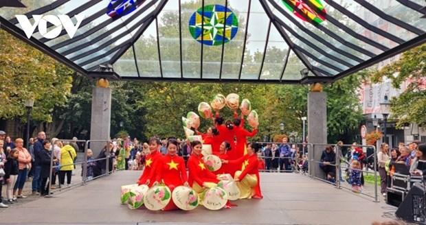 Une danse avec des chapeaux coniques. Photo: VOV