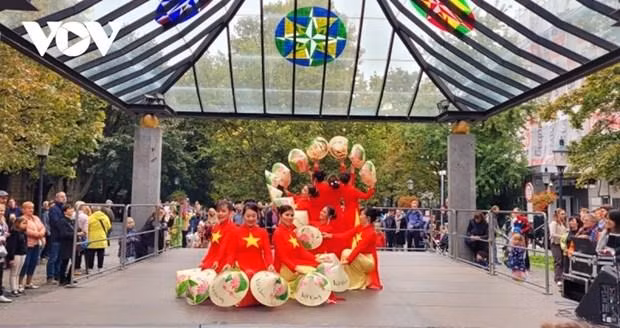 Une danse avec des chapeaux coniques. Photo: VOV