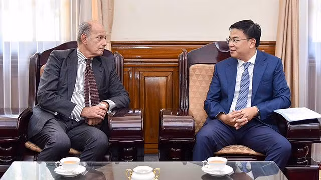 Le vice-ministre des Affaires étrangères, Pham Quang Hiêu (à droite) et Giuseppe de Vincentiis, représentant d’HCR en Thaïlande en charge du Vietnam, du Laos et du Cambodge. Photo : baoquocte.vn