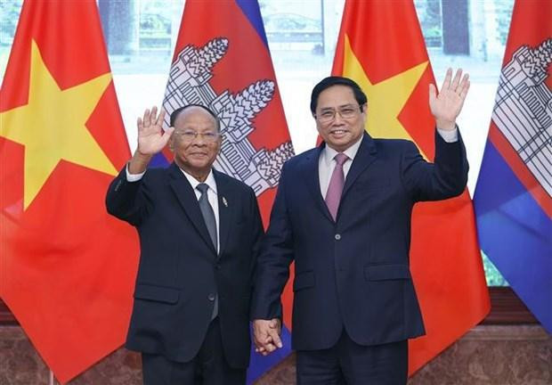 Le Premier ministre Pham Minh Chinh (à droite) et le président de l’Assemblée nationale du Cambodge Samdech Heng Samrin, à Hanoi, le 13 septembre. Photo : VNA.