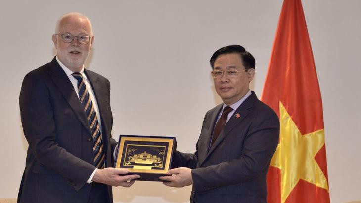 Le Président de l'Assemblée nationale Vuong Dinh Huê et Mike Cronin, directeur exécutif en charge des questions de coopération, Fonterra Group. Photo : VOV.