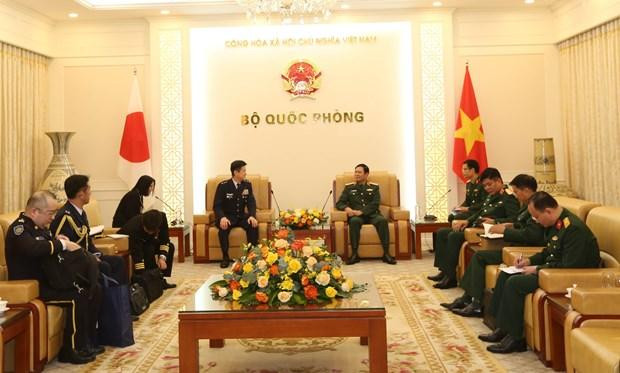 La rencontre entre le général de division Trinh Van Quyêt, directeur adjoint du Département général de la politique de l'Armée populaire du Vietnam et le général de brigade Khamphay Saphangneua, commissaire politique de de l'École de théorie politique de l'Armée populaire du Laos. Photo : VNA.