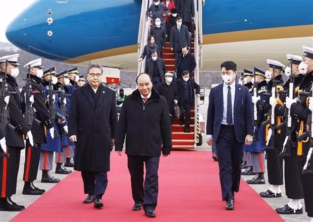 Le Président Nguyên Xuân Phuc et une délégation vietnamienne de haut rang sont arrivés à Séoul dimanche après-midi. Photo : VNA.