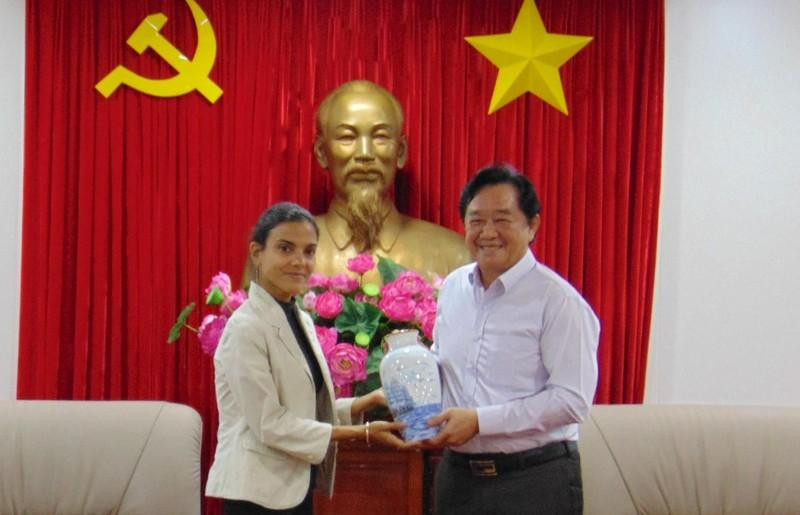 Le secrétaire adjoint permanent du Comité provincial du Parti de Binh Duong, Nguyên Hoàng Thao (à droite) et la rédactrice en chef adjointe du journal cubain Granma, Arlin Alberty Loforte. Photo : NDEL.