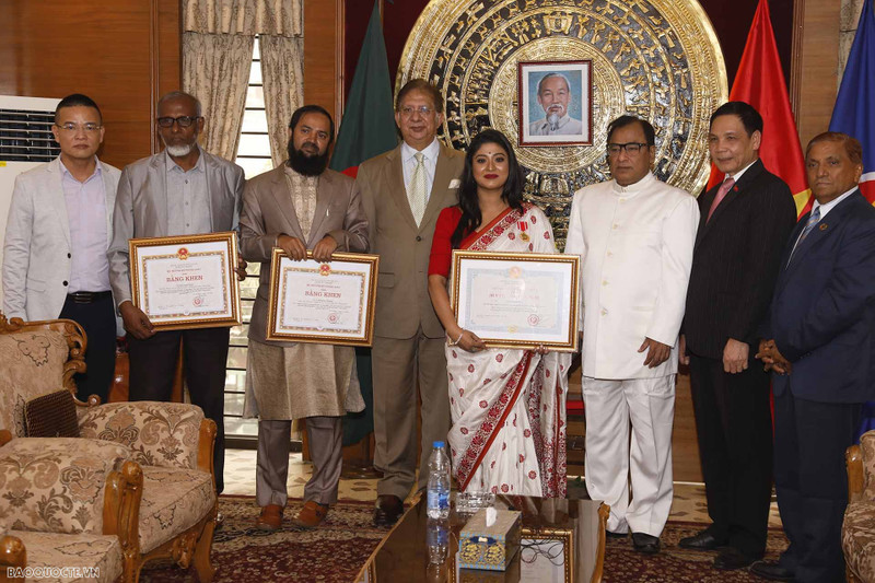 Cérémonie pour honorer trois Bangladais qui ont eu des contributions au renforcement des relations d’amitié et des échanges interpersonnels entre le Vietnam et le Bangladesh. Photo : baoquocte.vn.