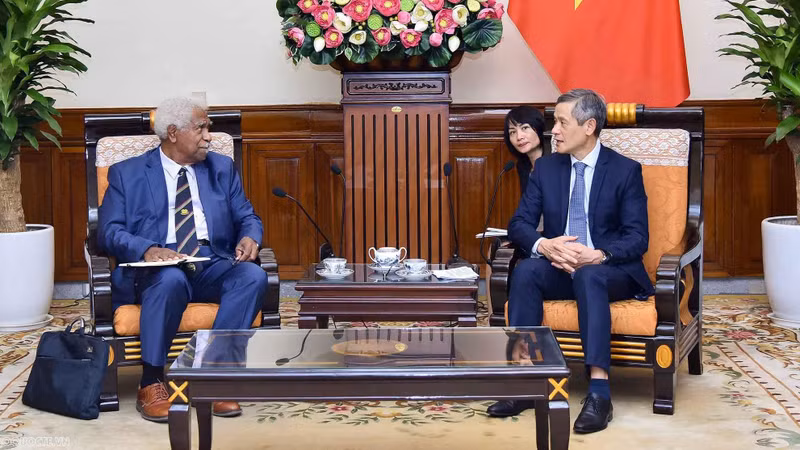 L’assistant du ministre des Affaires étrangères, Nguyên Minh Vu (à droite) et Roch Wamytan, président du Congrès de la Nouvelle-Calédonie. Photo : baoquocte.vn