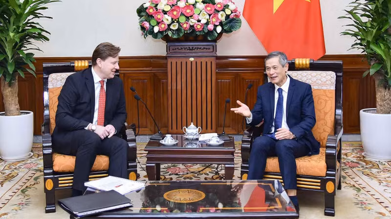 L’assistant du ministre vietnamien des AE, Nguyên Minh Vu (à droite) et le directeur général du Département politique bilatéral du ministère slovaque des AE, Michal Pavuk. Photo : baoquocte.vn