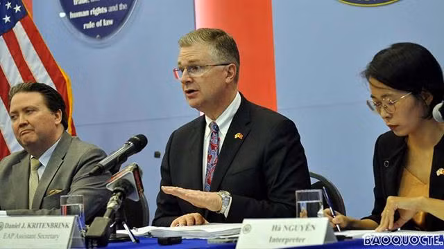 L’assistant du secrétaire d’État américain aux Affaires de l’Asie de l’Est et du Pacifique, Daniel Kritenbrink (au centre) lors d’une rencontre avec des journalistes vietnamiens, le 12 octobre à Hanoï. Photo : VOV. 