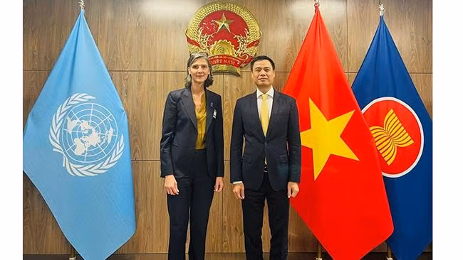 L’ambassadeur Dang Hoàng Giang, chef de la Mission permanente du Vietnam auprès de l’ONU (à droite) et Ramla Al Khalidi, représentante en chef du PNUD au Vietnam. Photo : thoidai.com.vn.