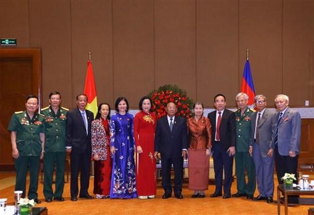 Le Président de l’Assemblée nationale du Cambodge, Samdech Heng Samrin, et la délégation de l’Association d’amitié Vietnam-Cambodge, à Hanoi, le 13 septembre. Photo : VNA