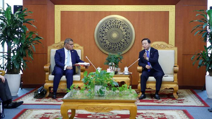 Le ministre des Ressources naturelles et de l’Environnement, Trân Hông Hà (à droite) et le ministre britannique et président de la COP26 Alok Kumar Sharma. Photo : VNA