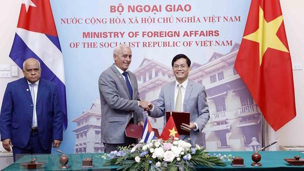 Hà Kim Ngoc (à droite) et Gerardo Peñalver Portal signent le plan de consultation politique entre leurs ministères pour la période 2023-2025. Photo: VNA