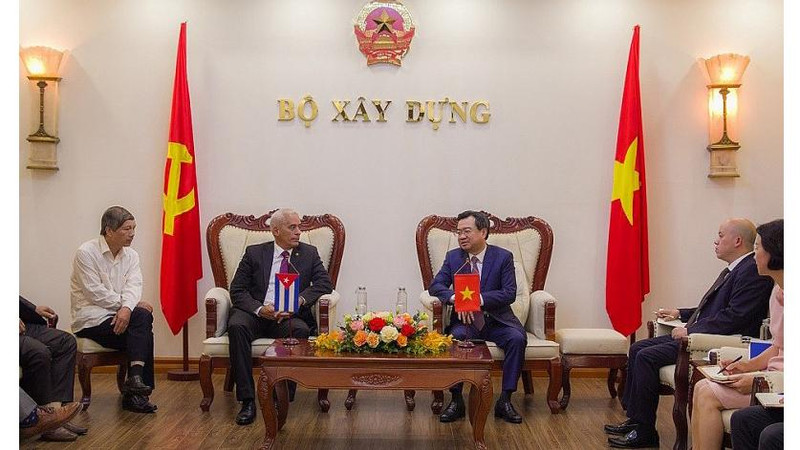 Rencontre entre le ministre de la Construction Nguyên Thanh Nghi et le premier vice-ministre cubain des Affaires étrangères, Gerardo Penalver Portal, le 30 août à Hanoi. Photo : baoquocte.vn.