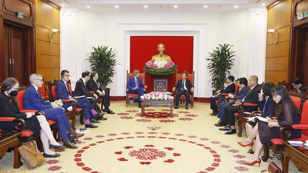 Le chef de la Commission centrale de l’économie du Parti Trân Tuân Anh (à droite) et John Kerry, envoyé spécial du Président américain pour le climat. Photo : VNA