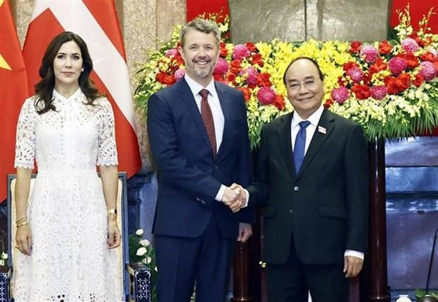 Le Président vietnamien, Nguyên Xuân Phuc (à droite), reçoit le prince héritier Frederik de Danemark et la princesse héritière Mary Elizabeth. Photo : VNA.