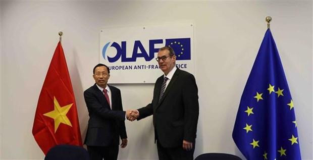 Le directeur général du Département général des Douanes du Vietnam, Nguyên Van Cân (à gauche), et le directeur général de l'Office européen de lutte antifraude (OLAF), Ville Itälä. Photo : VNA.