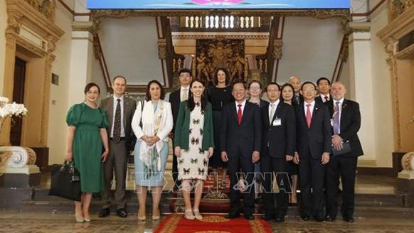 Le président du Comité populaire de Hô Chi Minh-Ville, Phan Van Mai et la Première ministre néo-zélandaise Jacinda Ardern. Photo : VNA.
