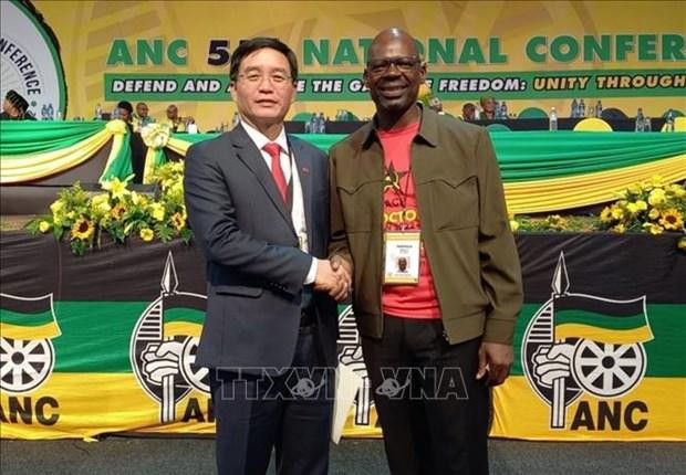 Nguyên Dinh Trung, membre du Comité central du Parti, secrétaire du Comité du Parti de la province de Dak Lak (à gauche) et Solly Mapaila, secrétaire général du Parti communiste sud-africain, à la 55e conférence du Congrès national africain. Photo : VNA.
