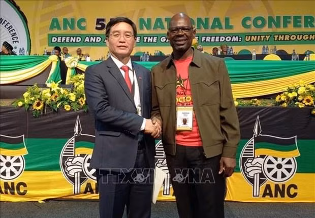 Nguyên Dinh Trung, membre du Comité central du Parti, secrétaire du Comité du Parti de la province de Dak Lak (à gauche) et Solly Mapaila, secrétaire général du Parti communiste sud-africain, à la 55e conférence du Congrès national africain. Photo : VNA
