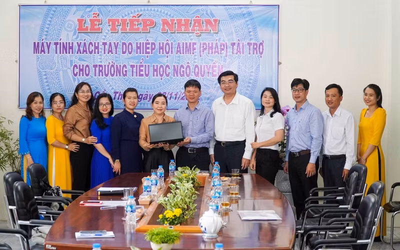 Cérémonie de réception des ordinateurs portables offerts par l’AIMF à l’école primaire de Ngô Quyên. Photo : thoidai.com.vn