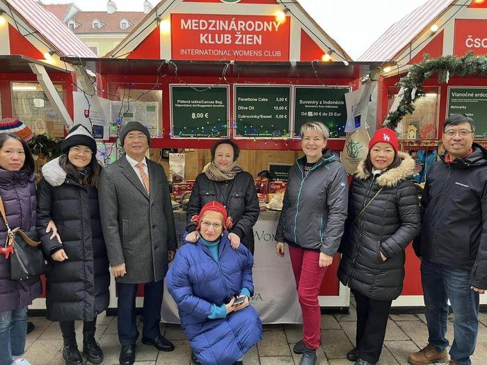 La délégation de l'ambassade du Vietnam en Slovaquie à la Foire de Noël. Photo : thoidai.com