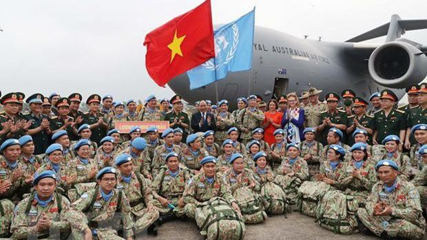 Le Président Nguyên Xuân Phuc et le ministre de la Défense Phan Van Giang et les officiers de la première équipe du génie et du 4e hôpital de campagne de niveau 2 avant leur départ en mission de maintien de la paix. Photo : VNA
