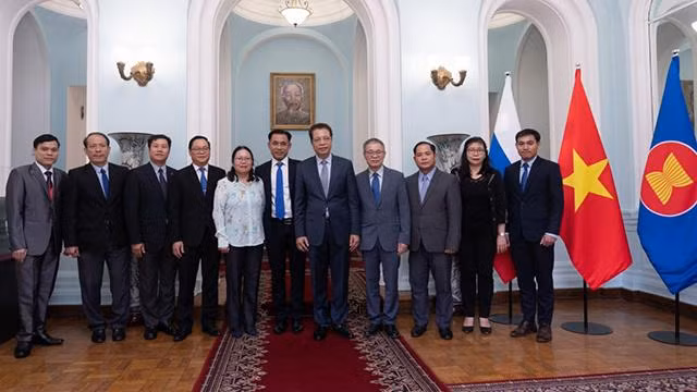Photo souvenir entre les représentants des ambassades du Vietnam et du Laos en Russie. Photo : VOV.