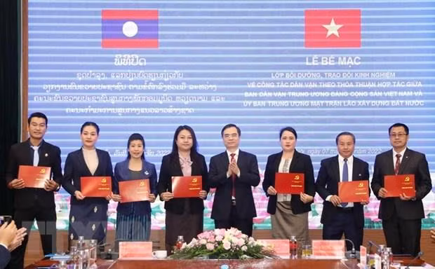 Remise de certificats aux participants lao. Photo : VNA.