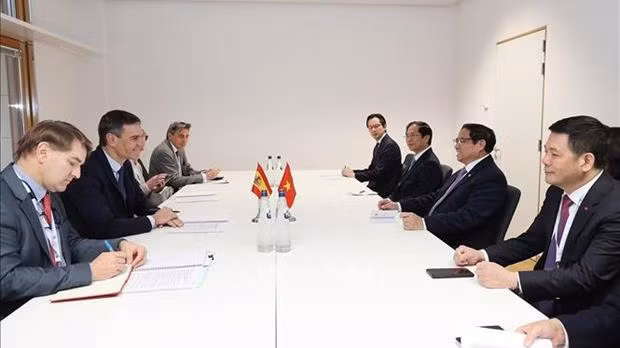 Le Premier ministre vietnamien Pham Minh Chinh (2e, à droite) et son homologue espagnol Pedro Sánchez Pérez-Castejón, à Bruxelles, le 14 décembre. Photo : VNA.