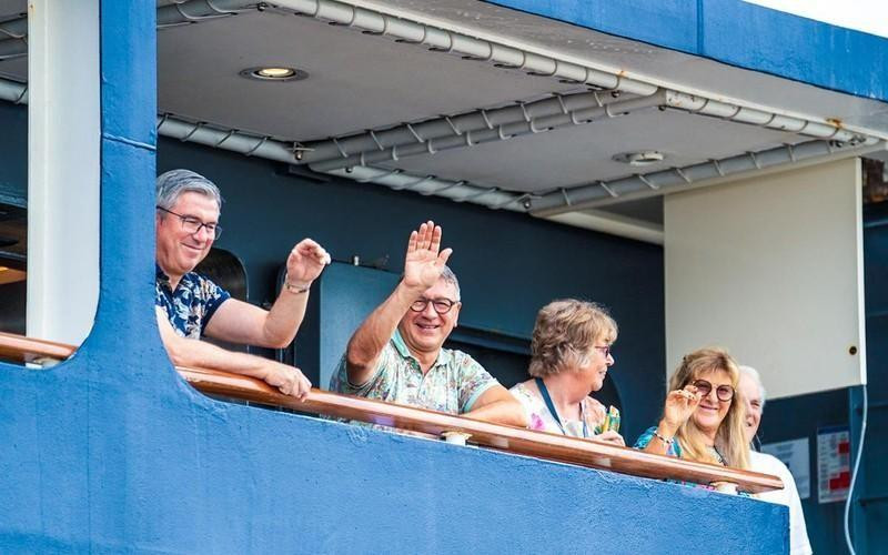 Des touristes internationaux visitent Hô Chi Minh-Ville sur le bateau de croisière de luxe Le Lapérouse du Ponant (France) le matin du 2 octobre. Photo : NDEL