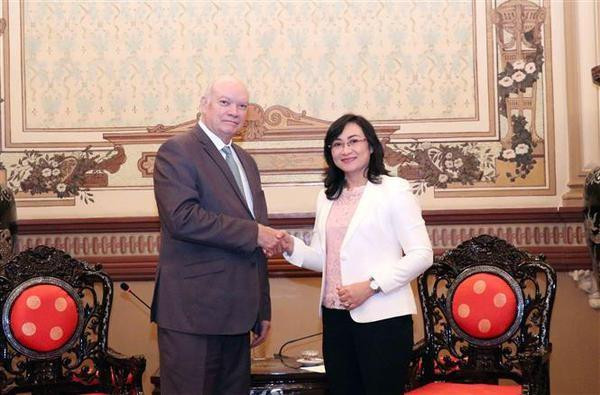 La vice-présidente du Comité populaire de Ho Chi Minh-Ville, Phan Thi Thang (à droite) a reçu le 26 septembre dans la ville Rodrigo Malmierca Diaz, ministre cubain du Commerce extérieur et de l'Investissement étranger. Photo : VNA